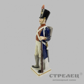 фото — фарфоровый солдатик «солдат наводчик 1813». германия